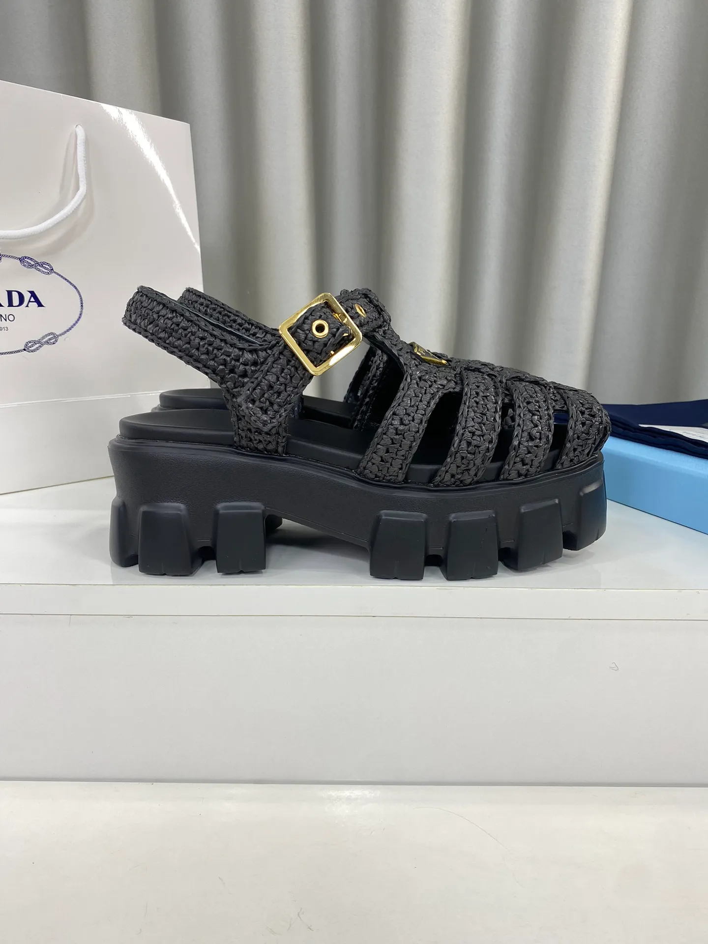 👟👟Ex-factory price 600👟👟 Prada’s latest bamboo cage weaving thick-soled triangle buckle sandals☑️ Latest environmentally friendly PP material, fully handmade crochet, just like knitting sweaters, slow work and meticulous work, retro fashionable thick-soled shoes, with woven uppers, making the whole pair of shoes light and comfortable, bright colors, satisfying a variety of choices for fashionable people with different styles! The iconic metal triangle logo is paired with the shape of ancient beach sandals. Every design element is fashionable! Size: Women's 35-39 (34, 40, custom-made, non-returnable) Full set of counter original packaging